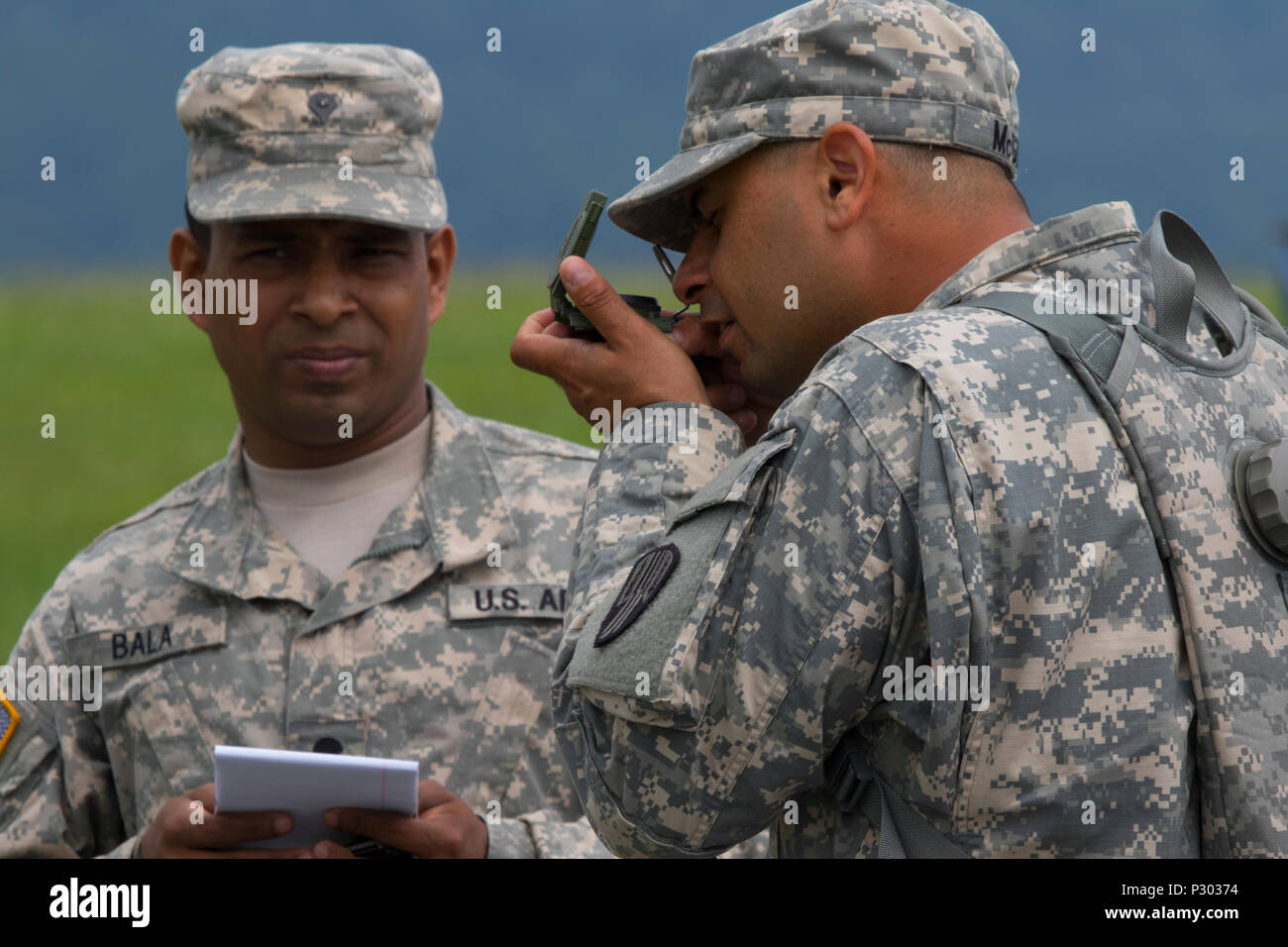 New York Army National Guard Soldaten an die 369 Sustainment Brigade zugeordnet -- The Harlem Hölle Kämpfer - Durchführung von Pre-Mobilisierung Ausbildung bei Fort Indiantown Gap. Die Soldaten sollen sich für eine Bereitstellung in Kuwait im Herbst dieses Jahres. Sie wird für die weitere Ausbildung in Fort Hood nach dem Tag der Arbeit mobilisieren. (U.S. Army National Guard Foto von Sgt. Cesar Leon). Stockfoto