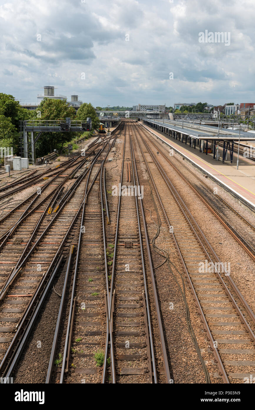 Gleise auf ashford international hohe Geschwindigkeit Bahnhof mit einem bewölkten Himmel und droht mit interessanten cloud Strukturen. Ashford entfernt. Stockfoto