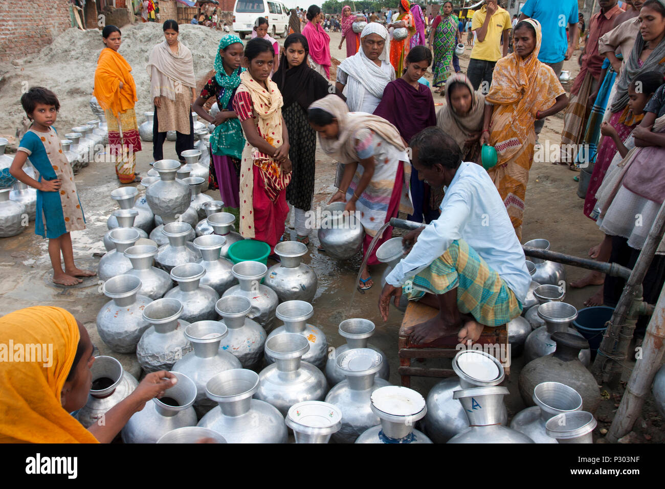 Gestrandet Pakistaner in Bangladesch von Kurmitola Bihari Camp in Mirpur Trinkwasser in einer Warteschlange zu sammeln. Dhaka, Bangladesch. Stockfoto