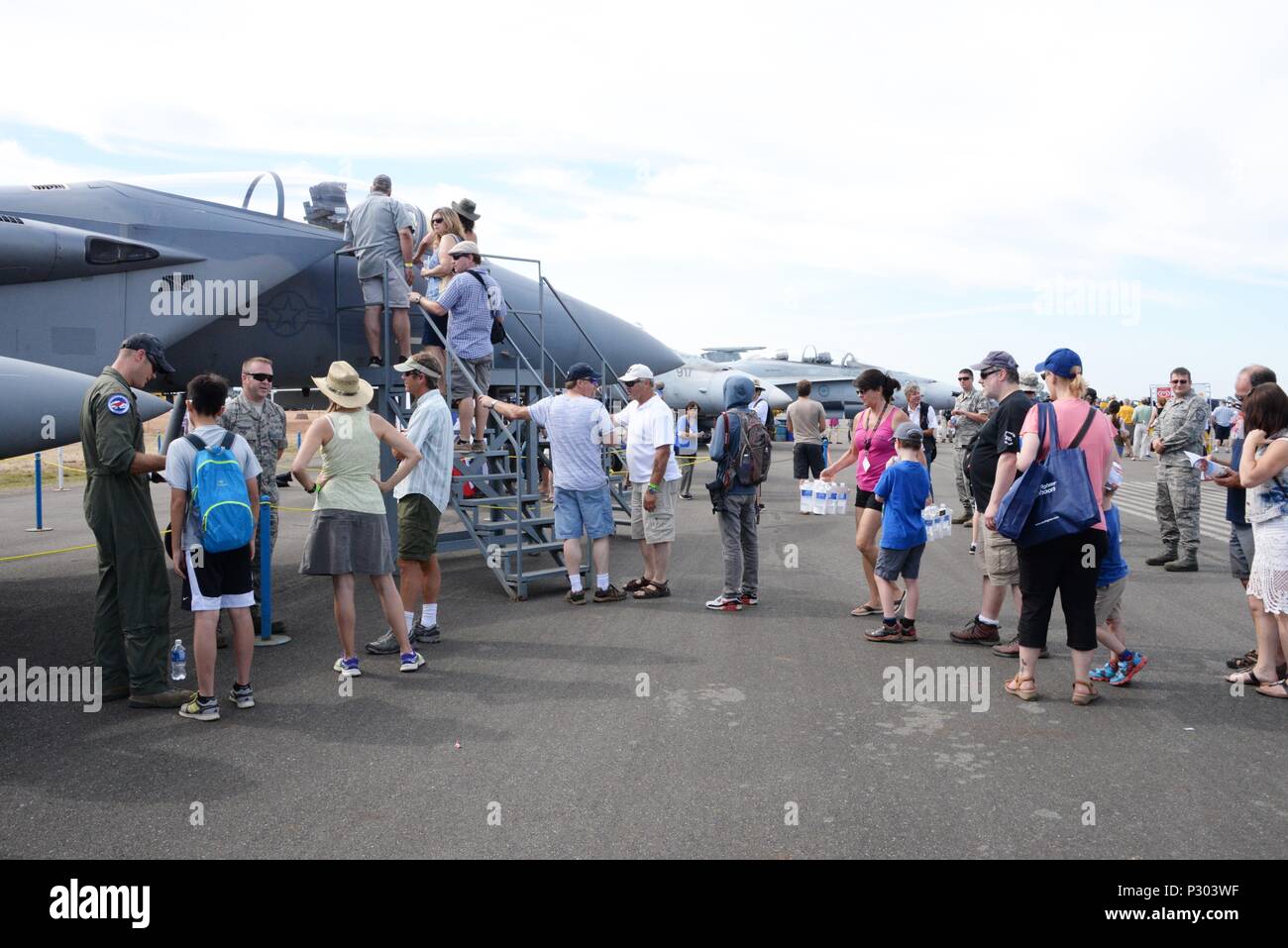 Flieger von der Oregon Air National Guard 142 Fighter Wing Gastgeber einer F-15 Eagle statische Anzeige an der Abbotsford International Air Show in Abbotsford, British Columbia, den Austausch mit den Besuchern, die Ihre Fähigkeit, kontinuierliche Luftverteidigung und Luftüberlegenheit Funktionen bereitstellen, August 12. bis 14. Die 142 Fighter Wing führt die Lufthoheit Alert arbeiten rund um die Uhr im Pazifischen Nordwesten, während auch bei Operationen zur Unterstützung der Landes- und Bundesbehörden. (U.S. Air Force Foto von 2 Lt Genf Croxton) Stockfoto