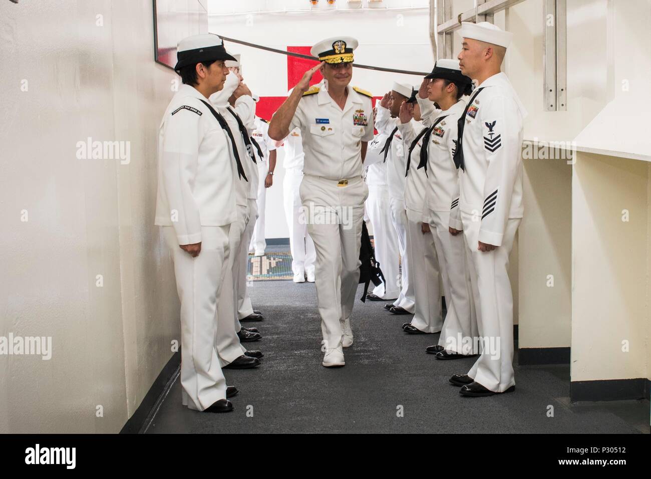 160810-N-CV785-1079 KUANTAN, Malaysia (10. August 2016) Rear Admiral Don Gabrielson, prospektive Commander Task Force 73, salutiert Seite Jungs an Bord USNS Mercy (T-AH 19). Gabrielson besucht das Schiff für einen pazifischen Partnerschaft 2016-Empfang an Bord während der Mission Stop in Malaysia statt. Dies ist das erste Mal Erbarmen und pazifische Partnerschaft Malaysia besucht haben. Während der Mission-Stop arbeiten Partnernationen Side-by-Side mit lokalen militärischen und zivilen Organisationen in eine Such- und Übung, hoch-und Tiefbauprojekten, Gegenstand Experten-Austausch und Beziehung Gemeindeveranstaltungen. (Un Stockfoto