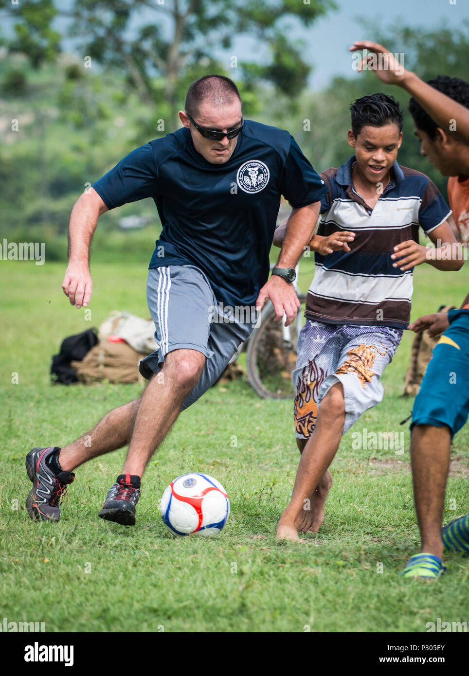 160816-N-CJ186-0558 CHOLOMA, Honduras (16. August 2017) – US-Navy Hospital Corpsman 1. Klasse Michael Bigelow, präventive medizinische Techniker zugewiesen Marine Environmental präventive Medizin Unit 2, spielt Fußball mit den Jugendlichen des Dorfes Monte Verde im südlichen Partnerschaft Station 2016 (SPS-16). Die SPS-16 medizinischen Team arbeitet daran, um Beziehungen mit Monte Verde Einheimischen durch Freizeitaktivitäten und Bildungsprogramme zu bauen. SPS-16 ist eine jährlich stattfindende Serie von US Navy Bereitstellungen konzentrierte sich auf den Gegenstand Experten Austausch mit Partner Nation Streit- und Sicherheitskräfte in Mittel- Stockfoto