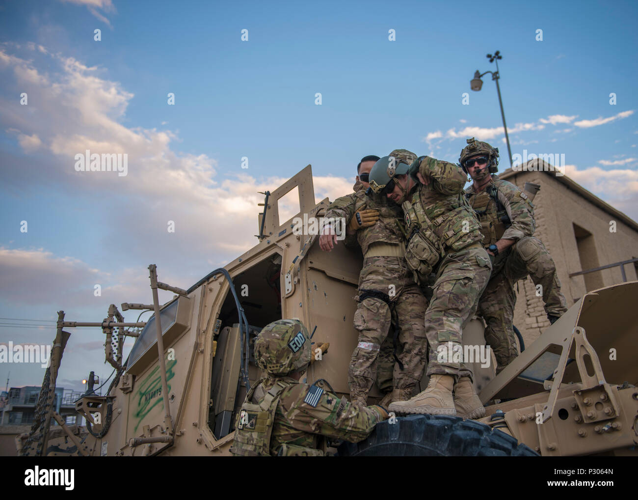 Pararescue Spezialist hilft älteren Flieger Josua Calara, 455Th Expeditionary Maintenance Squadron Rüstung Systeme Techniker, aus einer Grube - beständig, Hinterhalt-geschützten Fahrzeug Revolver, während eine gemeinsame Masse Unfall- und Extraktion Übungen, Flughafen Bagram, Afghanistan, Nov. 18, 2016. Die Freiheit des Sentinel, der Nachfolger von "Enduring Freedom", ist die anhaltende US-Anstrengungen zu trainieren, beraten und die afghanischen Sicherheitskräfte zu unterstützen sowie die Durchführung von Anti-terror-Operationen in Afghanistan. (U.S. Air Force Foto von älteren Flieger Justyn M. Freeman) Stockfoto