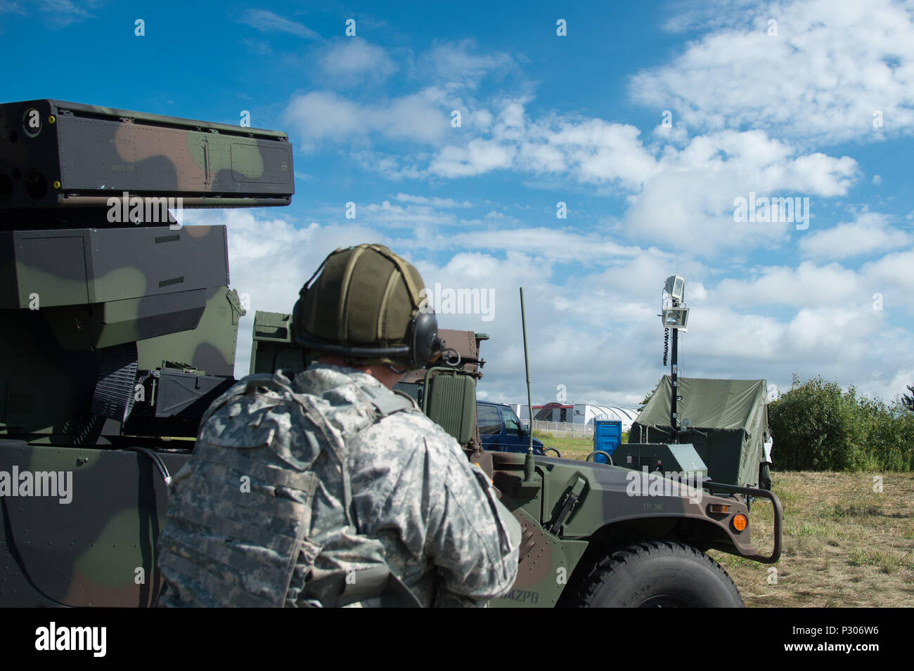 Sergeant David Olson, NCO i/c 263Rd Armee Luft- und Raketenabwehr Befehl, identifiziert visuell ein Alpha Jet über 22 Flügel North Bay während der Wachsam Shield Air Defense Artillery Feld Training übung Fliegen am 17. August 2016. (Kanadische Streitkräfte Foto von Cpl. Rob Ouellette) Stockfoto