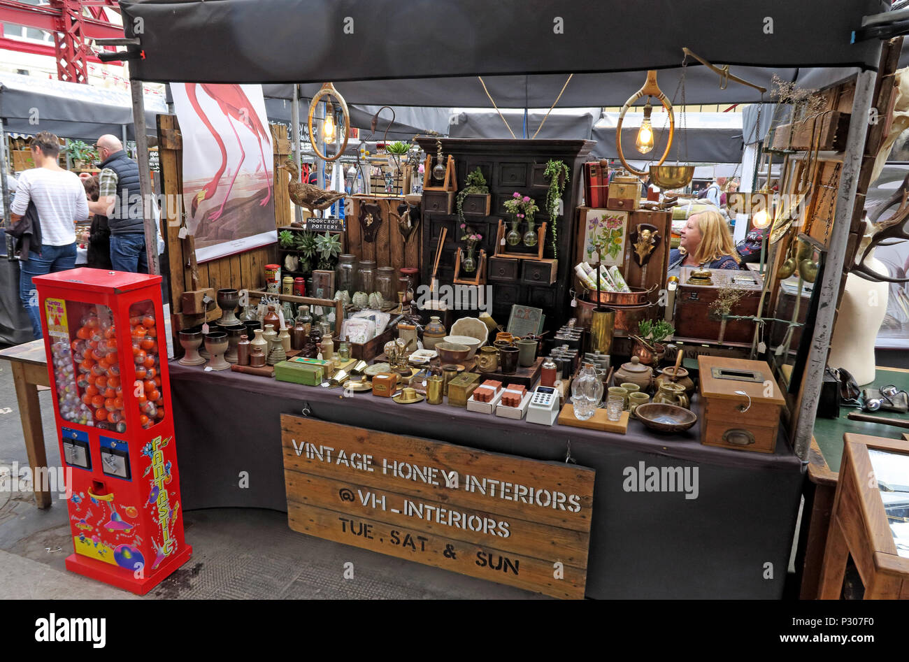 Altrincham Market House, Vintage Honig Interieur Stall, Trafford, Greater Manchester, North West England, Großbritannien Stockfoto
