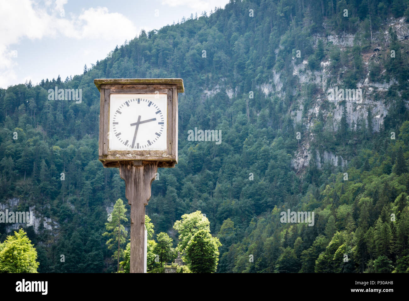 Alte hölzerne Uhr In der Berge. Alpen in der Nähe des Sees Koningssee. Stockfoto