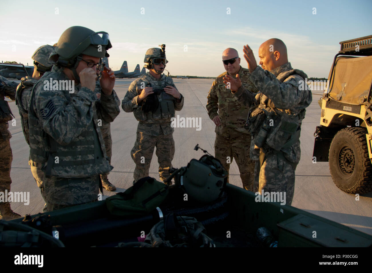 Michigan Army National Guard Sergeant 1st Class Steward Wenino, Flugingenieur mit Joint Force Headquarters in Lansing, Michigan, erläutert geeignete Maßnahmen, um bei einem Notfall während einer Schlinge nehmen - last Übung in der alpena Combat Readiness Training Center in Northern Strike 16, Aug 9, 2016. Northern Strike 16 ist ein National Guard Bureau - geförderte Übung vereint rund 5.000 Heer, Luftwaffe, Marine, und Special Forces service Mitglieder aus 20 Mitgliedstaaten und drei Koalition Ländern während der ersten drei Wochen im August 2016 im Camp Äsche gemeinsame Manöver Ausbildung Cen Stockfoto