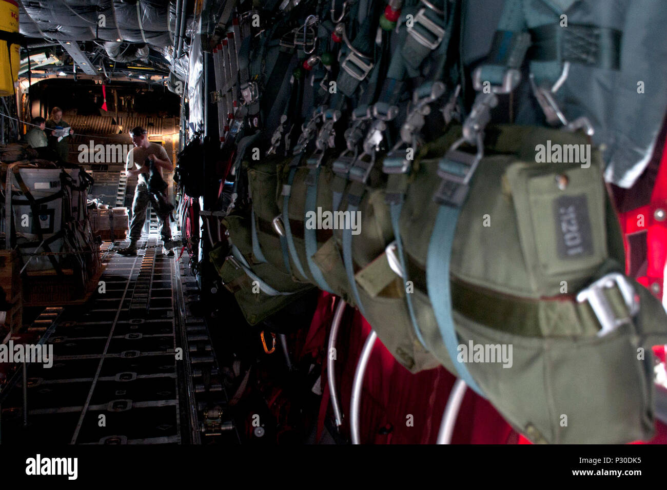 Air Force Senior Airman Zachary Allen, ein Flug durch einen Fachmann zu dem 120 Airlift Wing, Montana Air National Guard zugeordnet, setzt einen Kabelbaum an Bord einer C-130 Hercules Cargo Aircraft Aug.11, 2016 in Northern Strike Übung 2016 in Alpena, Michigan (USA Air National Guard Foto von Master Sgt. Leisa Grant/Freigegeben) Stockfoto