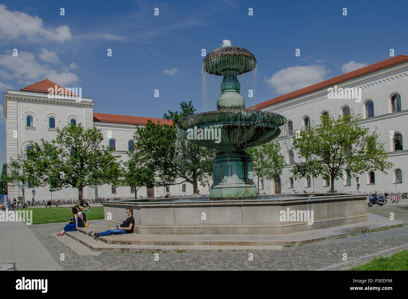 Geschwister-Scholl-Platz ist eine kurze halbrunden Plaza vor dem Hauptgebäude der Ludwig-Maximilians-Universität München. Stockfoto