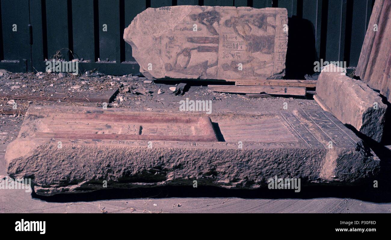 RESTOS ARQUEOLOGICOS. ESTELA FUNERARIA DE FALSA PUERTA. Ort: Ägyptisches Museum, Kairo. Stockfoto