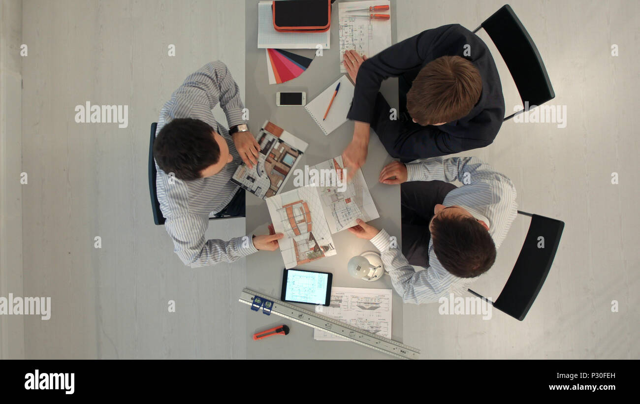 Blick von oben auf die Kollegen Innenarchitekten diskutieren Daten mit leerer Bildschirm Neue moderne Computer Laptop und pro digital Tablet mit Probenmaterial Stockfoto