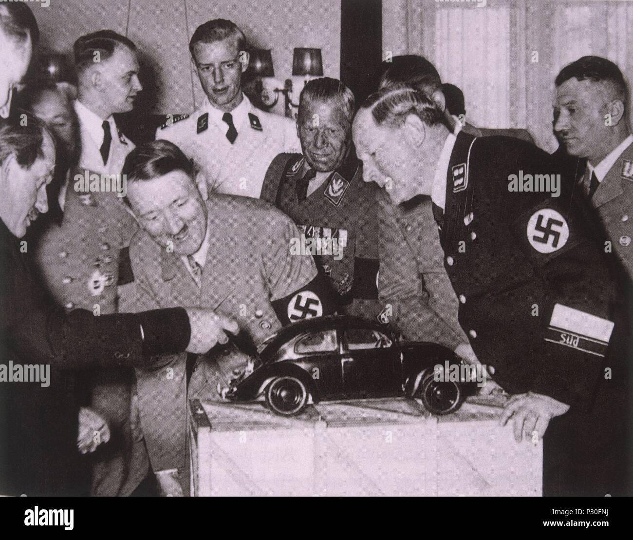 HITLER OBSERVANDO UNA MAQUETA DE UN COCHE DE LA MARCA VOLKSWAGEN. Stockfoto