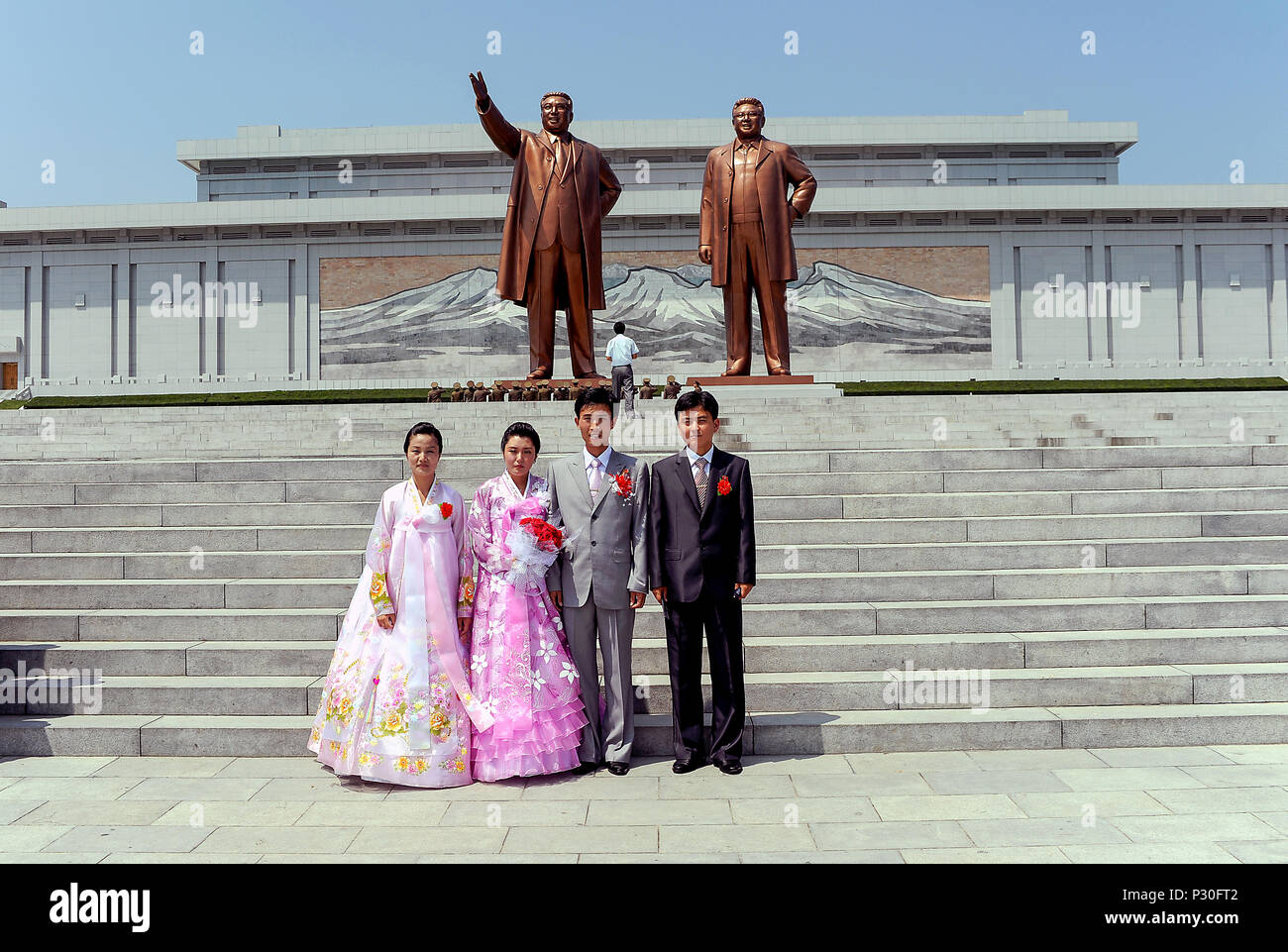 Pyongyang, Nordkorea, Hochzeit Paraden haben Bilder am Grossmonument Mansudae genommen Stockfoto