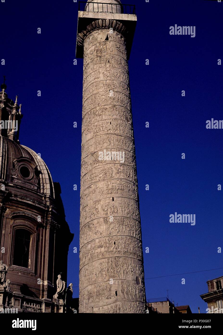 COLUMNA DE TRAJANO, DETRAS CUPULA DE LA IGLESIA DEL SANTISIMO NOMBRE DE MARIA EN ESTILO BARROCO. Lage: FOROS IMPERIALES, ITALIA. Stockfoto