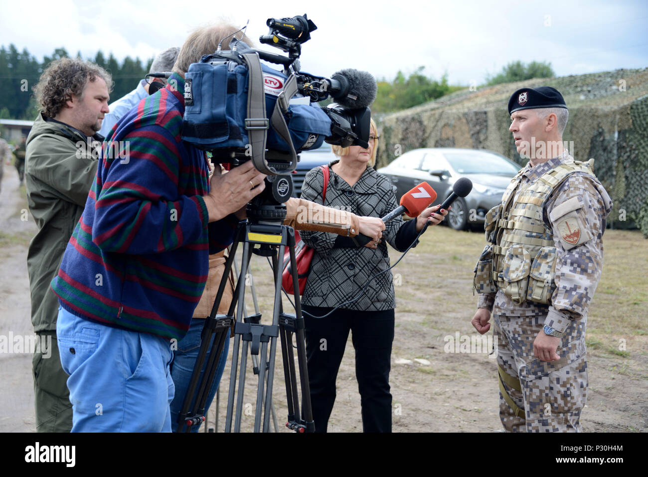 Oberst J. Gailis, Kommandant der 1. Region, Zemessardze (Lettische National Guard), spricht mit lokalen Reportern über Strong Guard 2016 (Zobens 2016) in der Nähe von Tukums, Lettland, Nov. 14, 2016. Soldaten des 177Th Military Police Brigade, Michigan Nationalgarde und Lima Company, 3.Bataillon, 25 Marines, beteiligen sich mit dem Zemessardzes in Starker Wächter, eine jährliche Lettisch-led-Training. Starker Wächter 2016 zeigt die anhaltende US-Engagement für die Sicherheit der NATO-Staaten vor dem Hintergrund der zunehmenden Spannungen in Osteuropa. (U.S. Armee Foto: Staff Sgt. Kimberly Bratic/Re Stockfoto