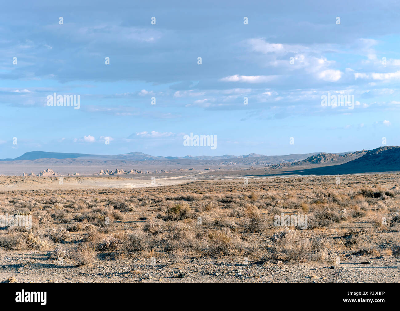 Wüste mit Bergen unter Bluesiger mit Wolken. Stockfoto