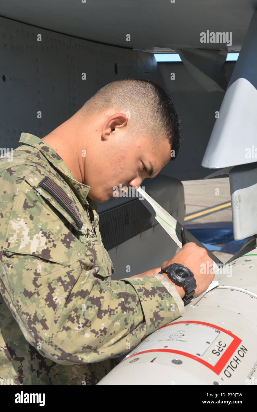 U.S. Navy Seaman Hiapo McCandless, eine Aviation ordnanceman zu Electronic Attack Squadron 135, Naval Air Station Whidbey Island, Washington, schreibt meter Zahlen für ein ALQ-99 Jamming pod auf einem US-Marine EA-18G Growler Flugzeuge 10.08.2016, während der roten Fahne - Alaska 16-3 bei Eielson Air Force Base, Alaska. Die EA-18G fünf ALQ-99 jamming Hülsen tragen kann. (U.S. Air Force Foto von Airman Isaac Johnson) Stockfoto