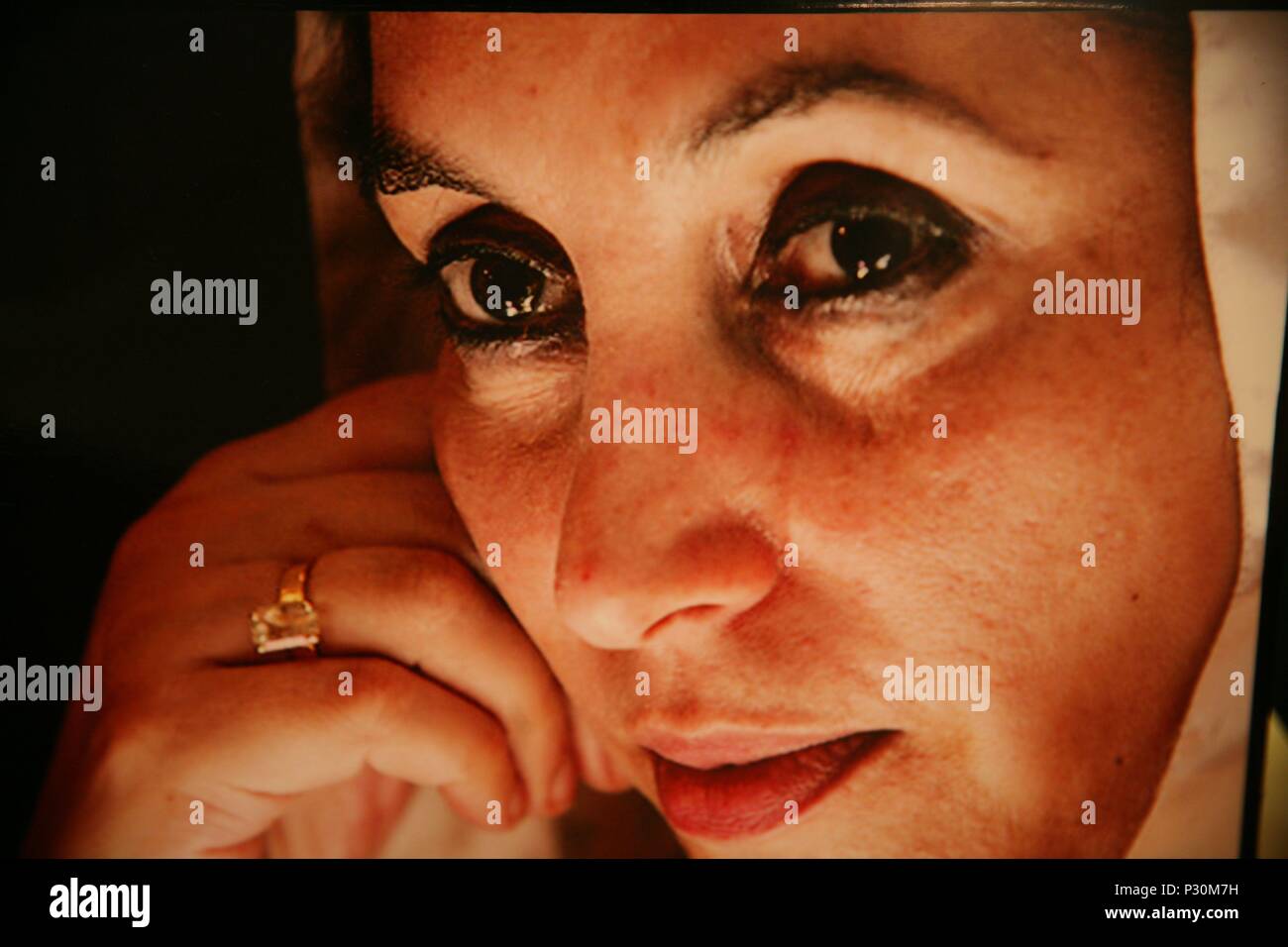 Original Film Titel: Benazir Bhutto. Englischer Titel: BHUTTO. Regisseur: JESSICA A. HERNANDEZ, Johnny O'Hara. Jahr: 2010. Stars: Benazir Bhutto. Credit: GELB PAD PRODUKTIONEN/Album Stockfoto