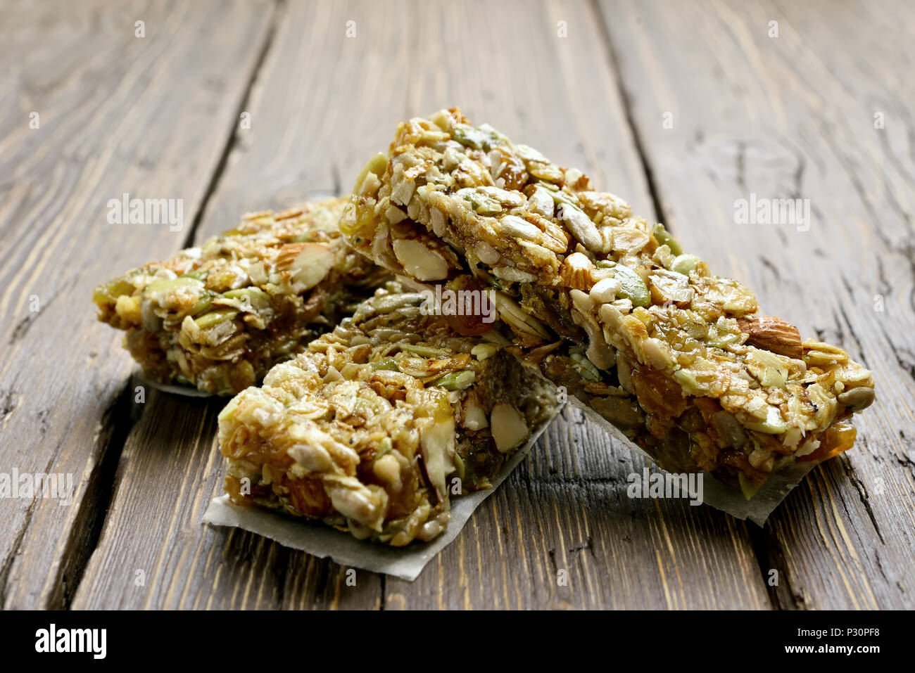 Gesunde Energie snack Granola Bars auf Holz- Hintergrund. Nähe zu sehen. Stockfoto