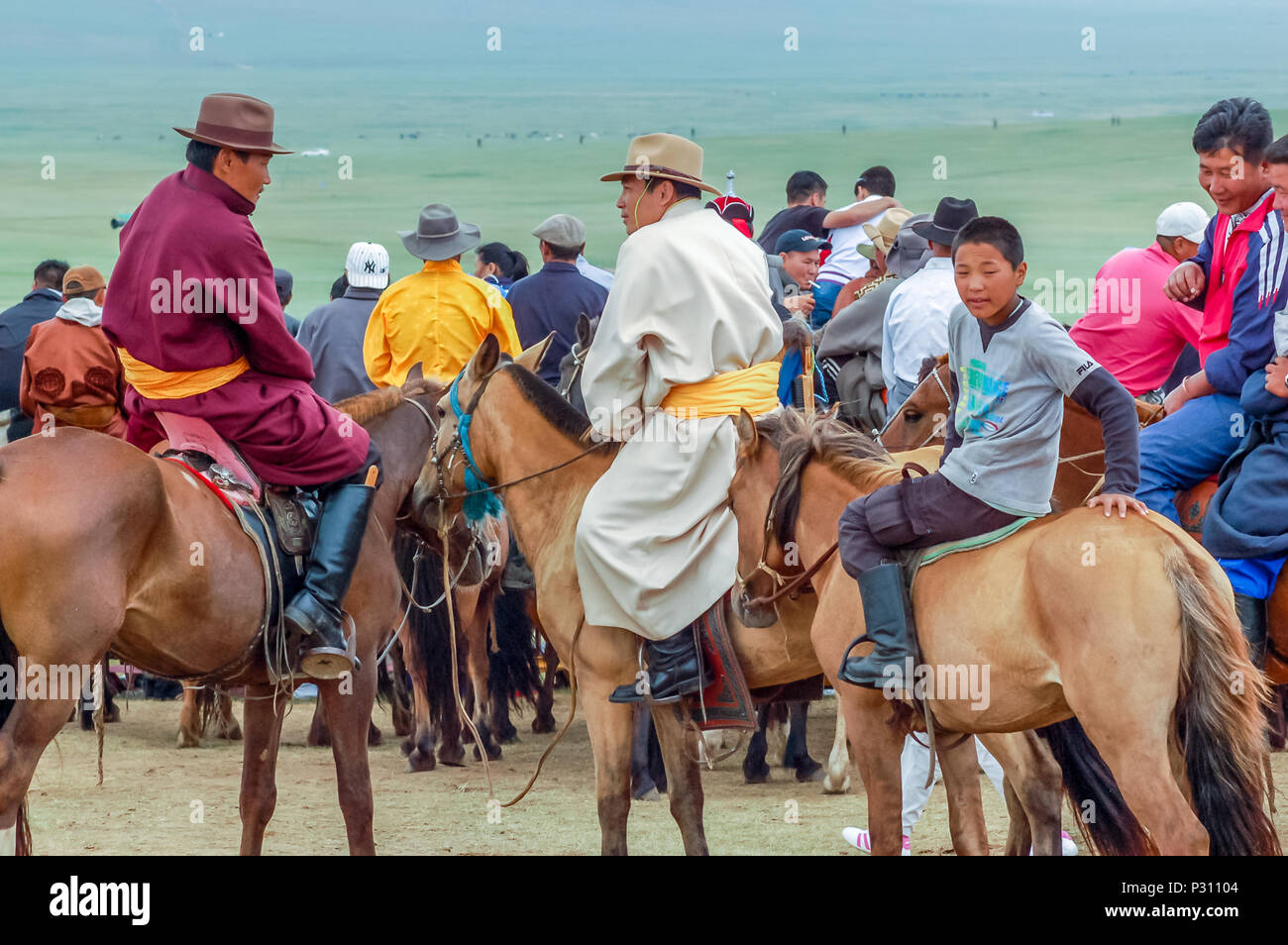 Khui Doloon Khudag, Mongolei - Juli 12, 2010: Reiten, Zuschauer am Nadaam Pferderennen auf Steppe außerhalb der Hauptstadt Ulaanbaatar Stockfoto