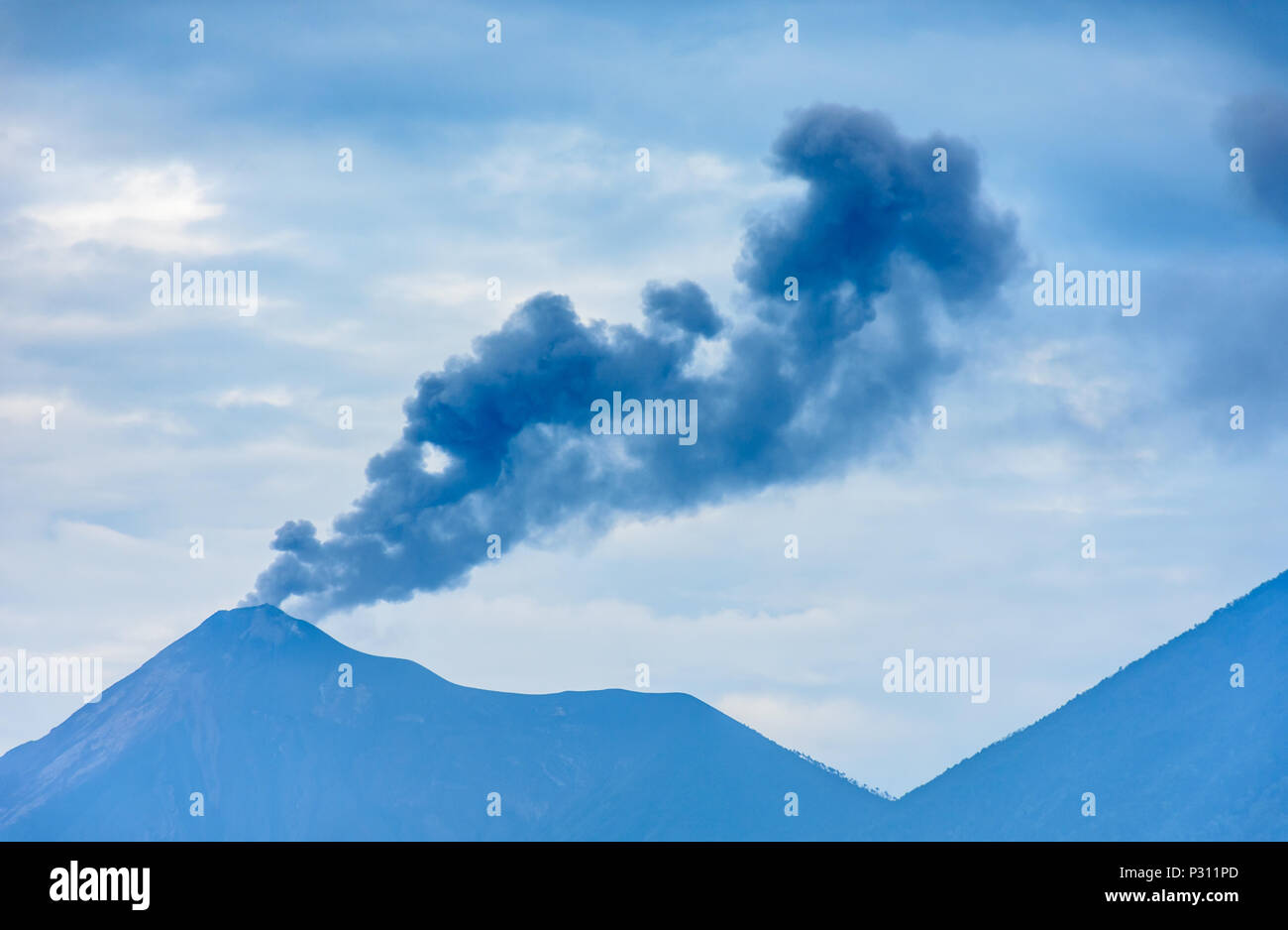 Fuego Vulkan ausbricht Neben Acatenango Vulkan am 12. Juni 2018 in der Nähe von Antigua, Guatemala. Fuego heftig ausgebrochen ist am 3. Juni mit mindestens 110 Toten. Stockfoto