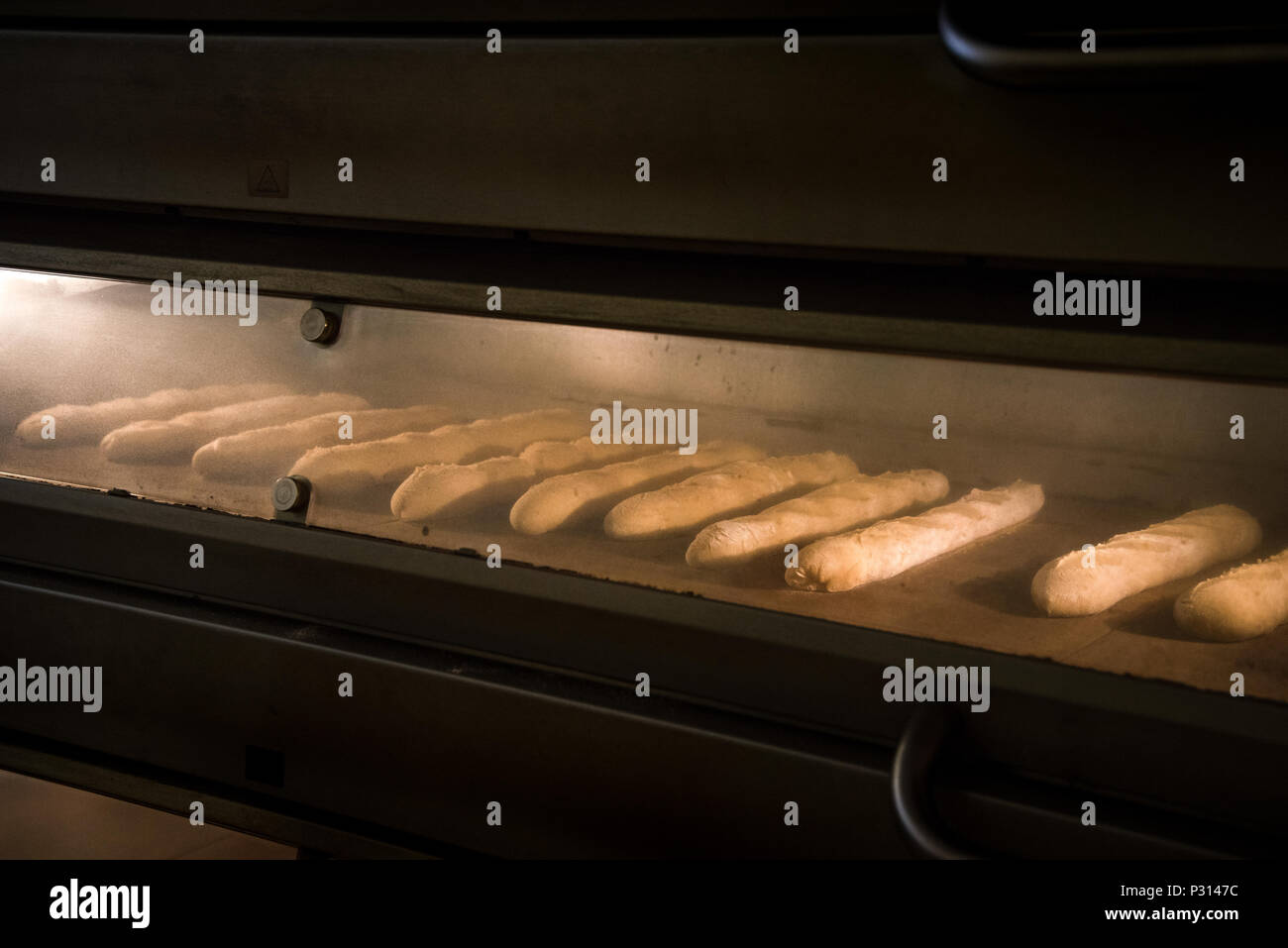 Baguette im Ofen Stockfotografie - Alamy