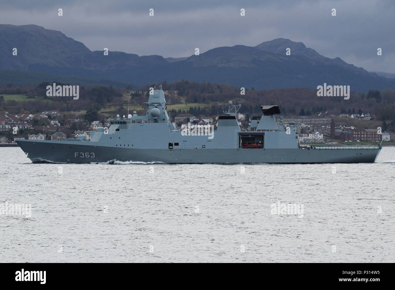 KDM Niels Juel (F 363), eine Iver Huitfeldt-Klasse Fregatte vom Royal Danish Navy betrieben, vorbei an Gourock zu Beginn der Übung gemeinsame Krieger 18-1. Stockfoto