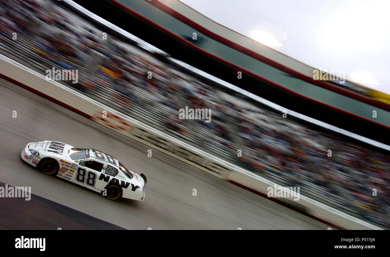 BRISTOL, Tenn (15. März 2008) Motorsport Fahrer Brad Keselowski Motoren seinen Weg durch Umdrehungen drei und vier in der #88 Marine Chevrolet Monte Carlo während der NASCAR Nationwide Series Sharpie Mini, 300 an der Bristol Motor Speedway. Nach dem Start 15 th, Keselowski lief seinen Weg bis auf den vierten Platz vor dem Rennen in Runde 171 wegen Regen genannt wurde. Stockfoto