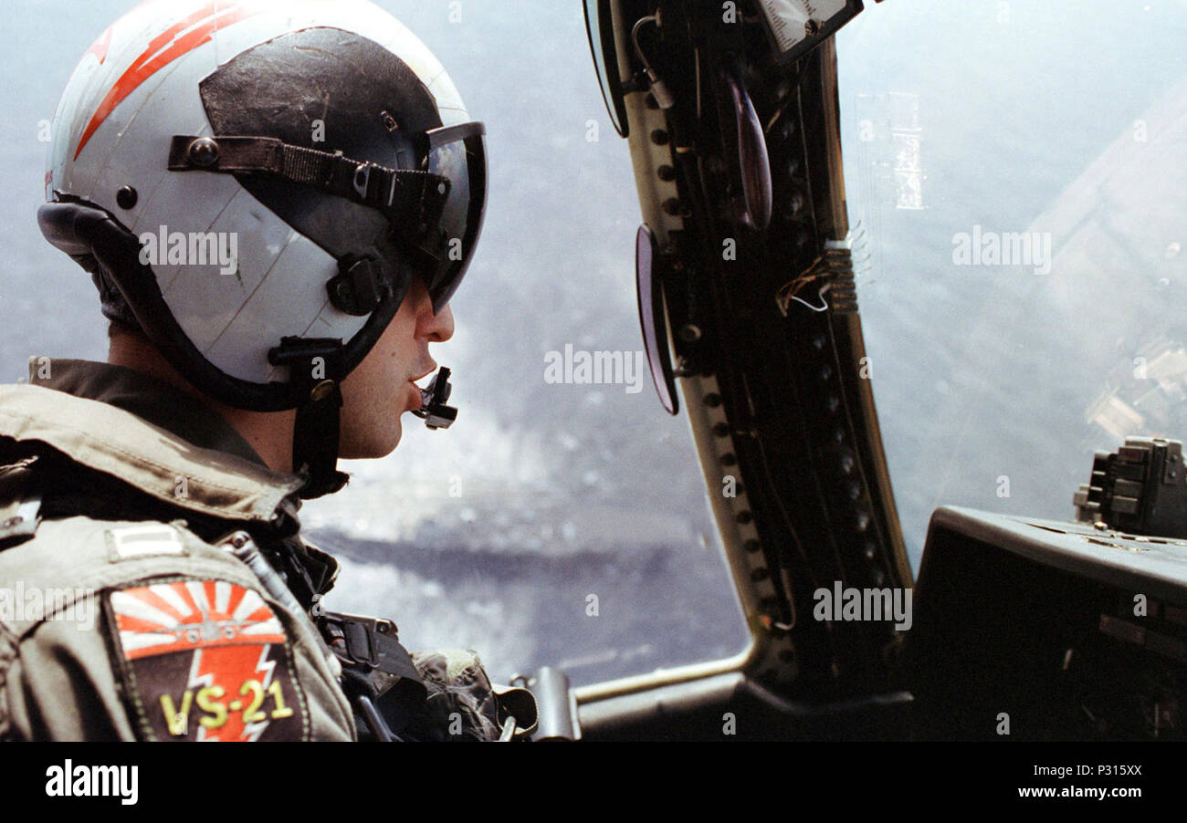 USS KITTY HAWK (27. Februar 2000) Ð Leutnant Chuck Raley zur ...