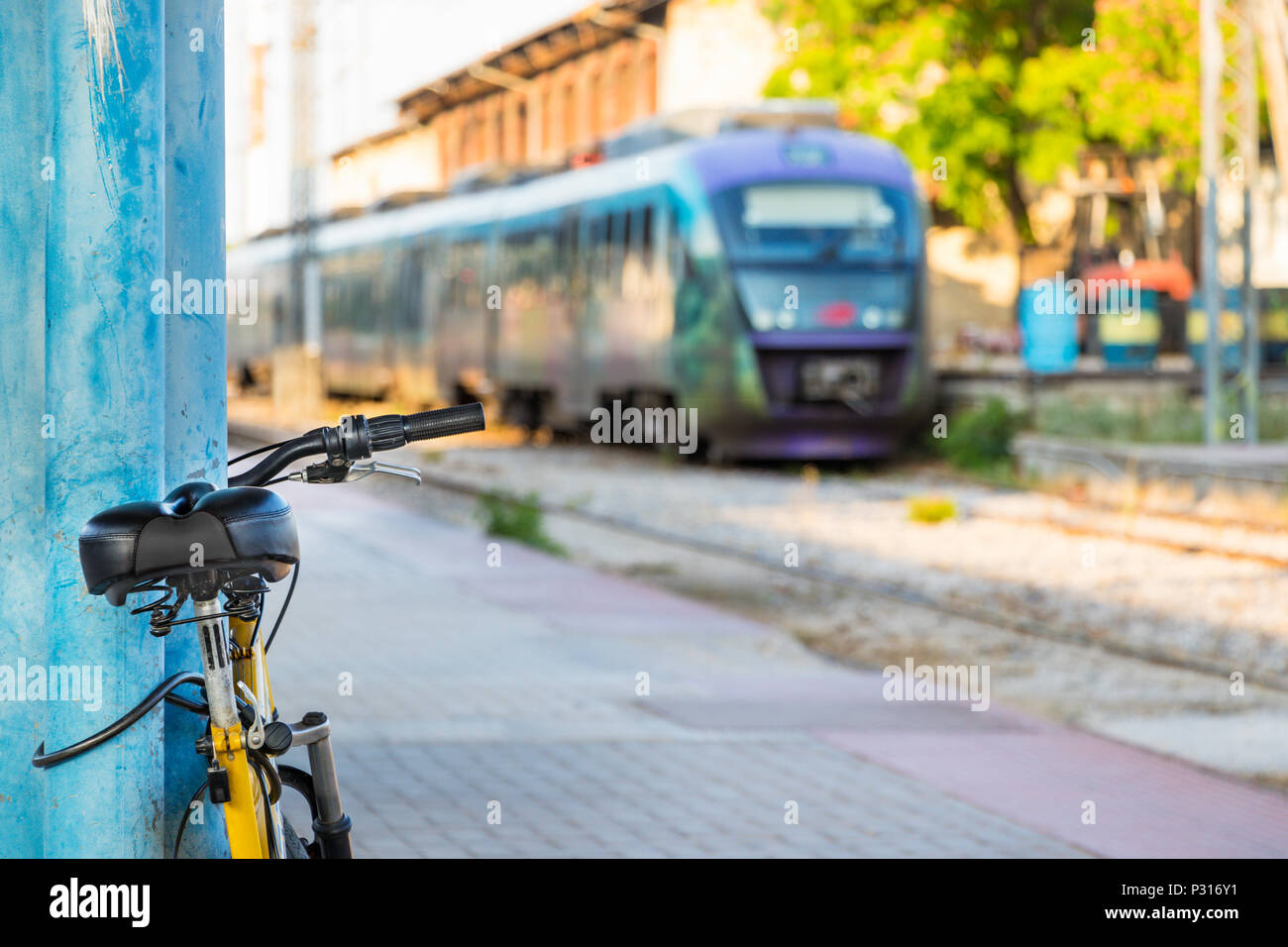 Ansicht der Rückseite ein Fahrrad auf der Plattform von einem Bahnhof in Griechenland geparkt. Stockfoto