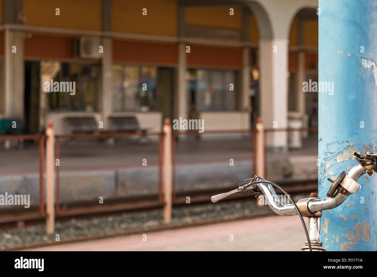 Ein Lenker eines Fahrrades auf einem Bahnhof in Griechenland geparkt. Stockfoto