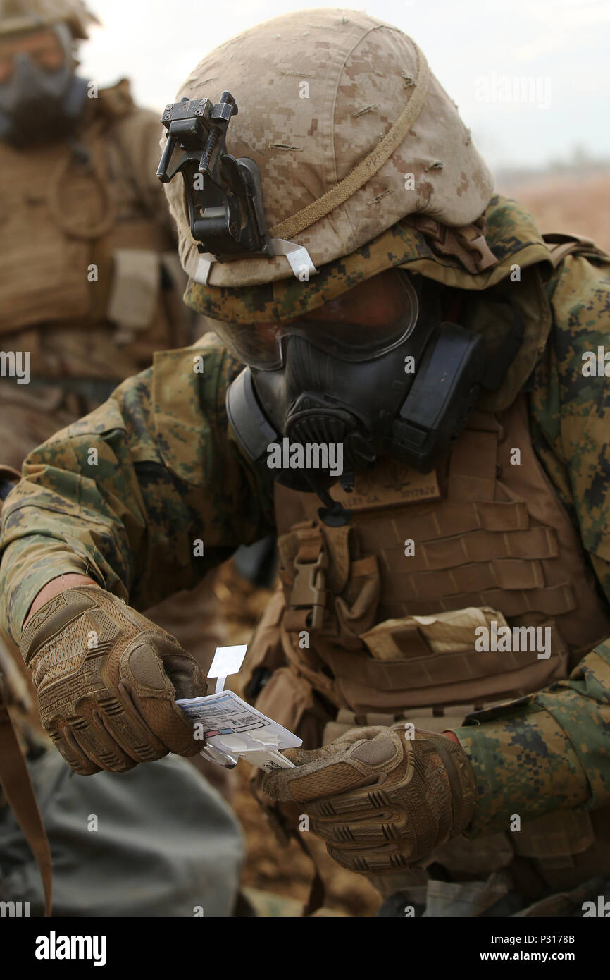 Ein Marine mit Unternehmen C, 1.BATAILLON, 1. Marine Regiment, Tests der Luft für die Sicherheit nach einem gasangriff August 18, 2016, Bradshaw Bereich Ausbildung, Northern Territory, Australien. Die Strecke war die abschließende Ausbildung Entwicklung der Übung Koolendong 16, eine trilaterale Übung zwischen dem US Marine Corps, Australian Defence Force und französischen Streitkräfte Neukaledonien. Marines hielt eine defensive Position beim Engagieren Ziele und durch das CS-Gas, das simuliert einen chemischen Angriff. (U.S. Marine Corps Foto von Sgt. Sarah Anderson) Stockfoto