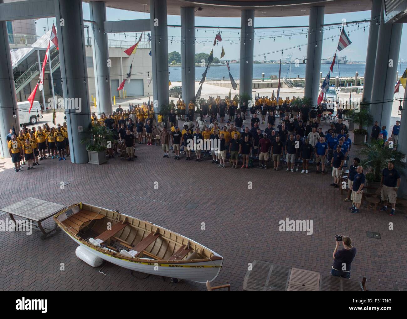 160815-N-AX638-159 NORFOLK, Virginia (15. August 2016) Chief Petty Officers (CPO) rezitieren der Matrose Creed im Marinemuseum Hampton Straßen während der Tage des offenen Denkmals CPO. CPO Heritage Days haben jährlich seit den vergangenen 16 Jahren als Teil der Hampton Straßen Bereich CPO 365 Phase II Ausbildung stattgefunden. (Foto: U.S. Navy Mass Communication Specialist 3. Klasse Tyler Preston/freigegeben) Stockfoto