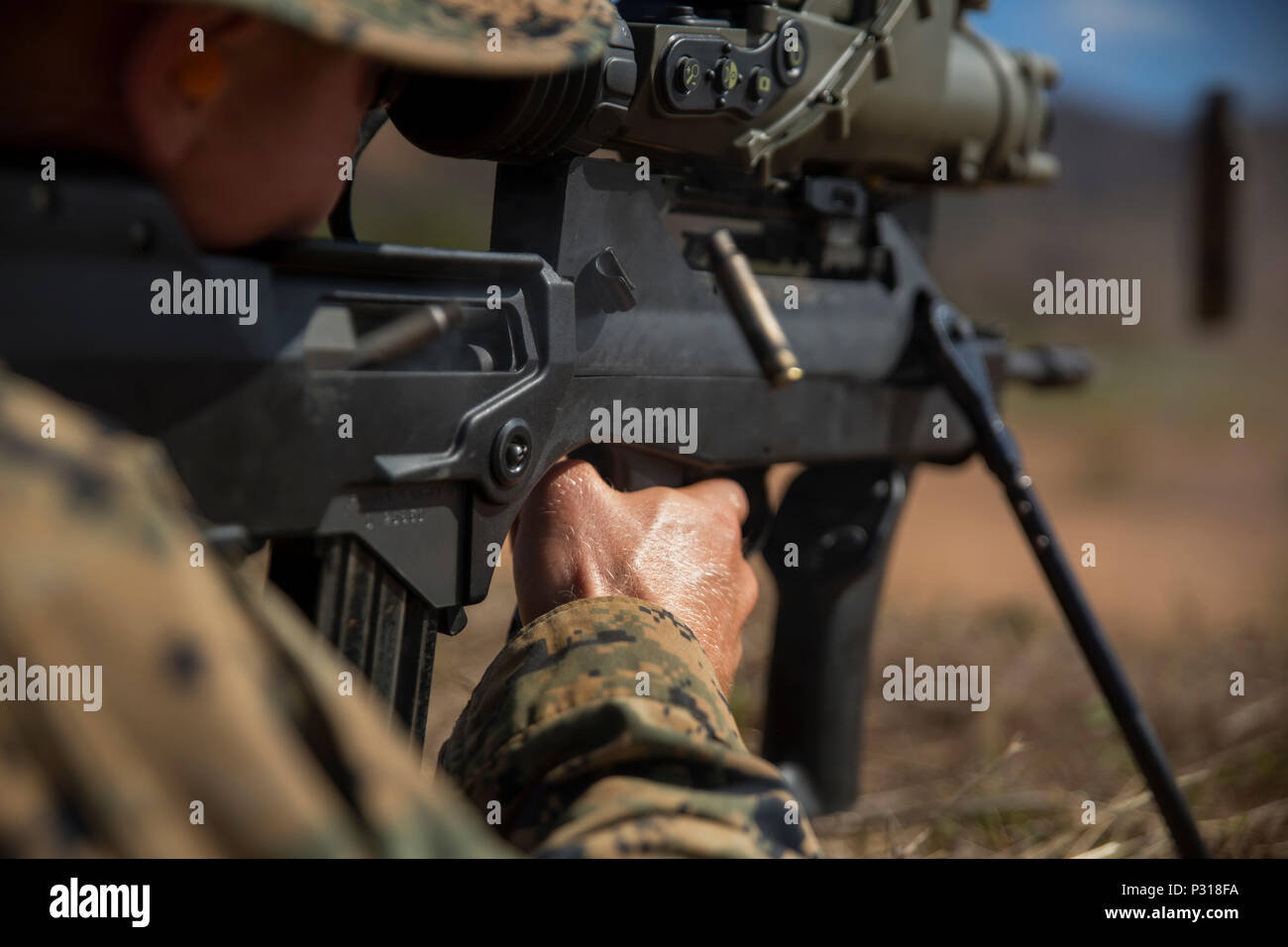 Cpl. Tate J. Sherman, ein mortarman, Brände eine französische Streitkräfte Famas G2 während der Übung AmeriCal16 am Riviére des Pirogen Schießstand, Neukaledonien, 11. August 2016. AmeriCal ist ein bilaterales Training übung, die das gegenseitige Bekämpfung Fähigkeiten zu verbessern und die Beziehungen mit unseren Partnern zu verbessern, indem Sie mit einem Austausch des US Marine Corps und der französischen Streitkräfte Infanteriezug. Während die US-Marines sind in Neukaledonien, die Französische Infanterie platoon nach Australien gereist, die in der Übung Koolendong 16 mit US-amerikanischen und australischen Streitkräfte zu beteiligen. Sherman, von Plymouth, Minesota, mit Marine Rotier Stockfoto