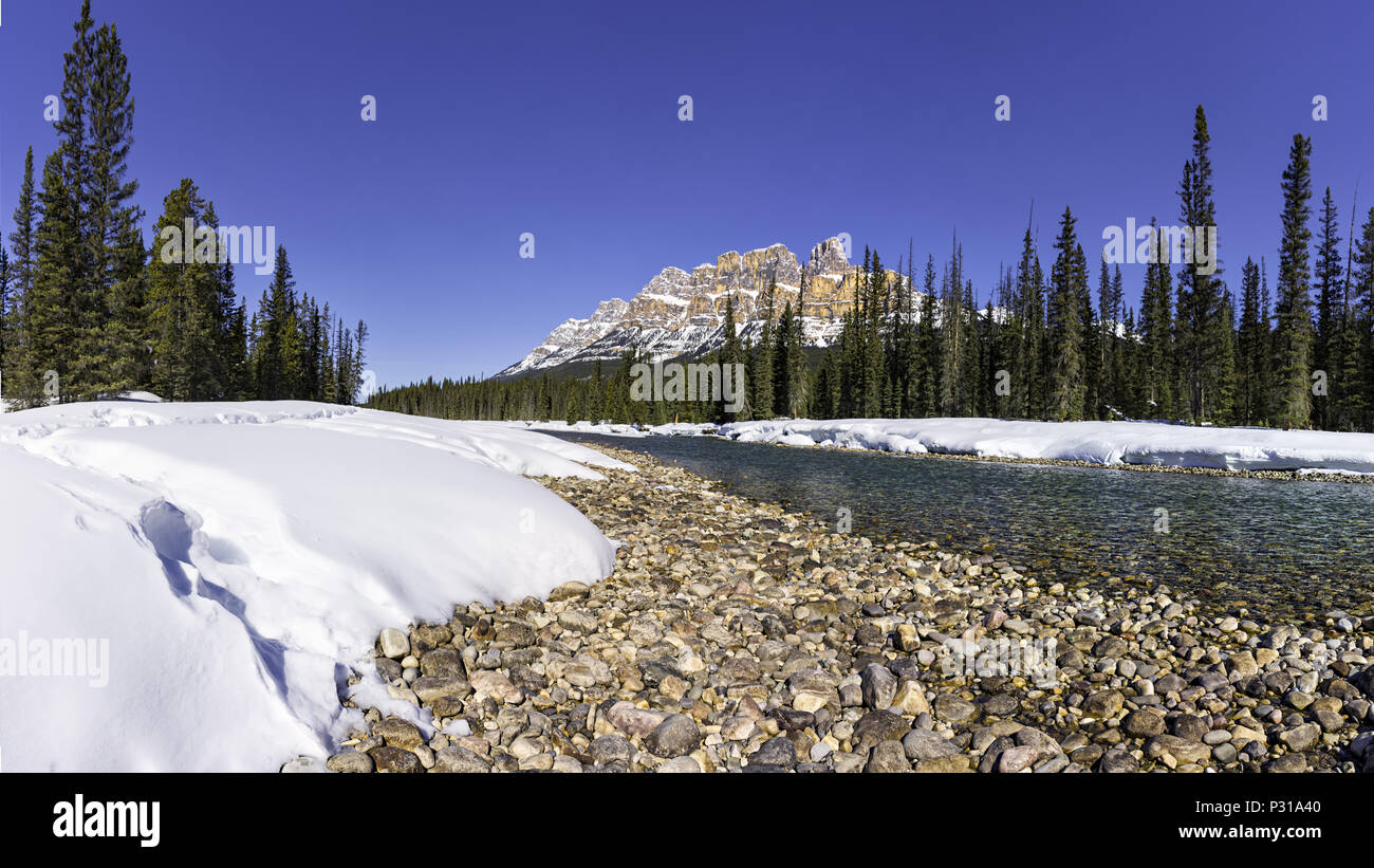 Schloss Berge und das Bow River Nationalpark Banff Alberta Kanada in den frühen Frühling mit schmelzender Schnee Banken am Ufer des Flusses Stockfoto