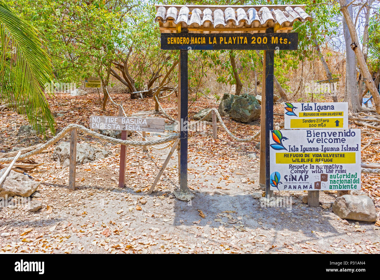 Iguana Island, Panama - 26. April 2016: Schilder am Strand Willkommen bei Iguana Island. Es ist Wildlife Refuge am Pazifischen Ozean in der Nähe von Pedasi, Panama, Stockfoto
