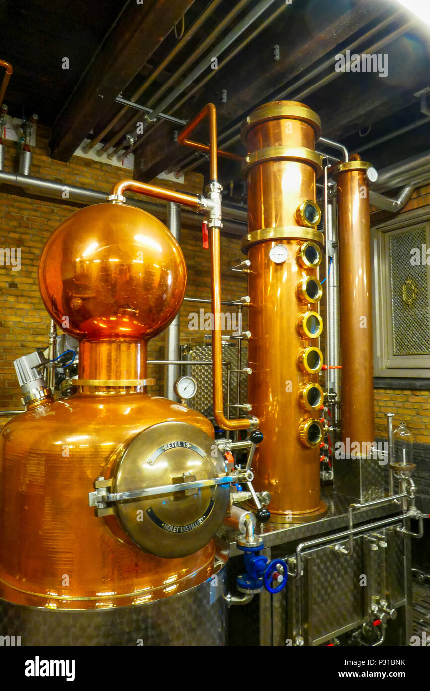 Altmodische Kupfer destillationskolonne an nolet Brennerei in Schiedam, Niederlande Stockfoto