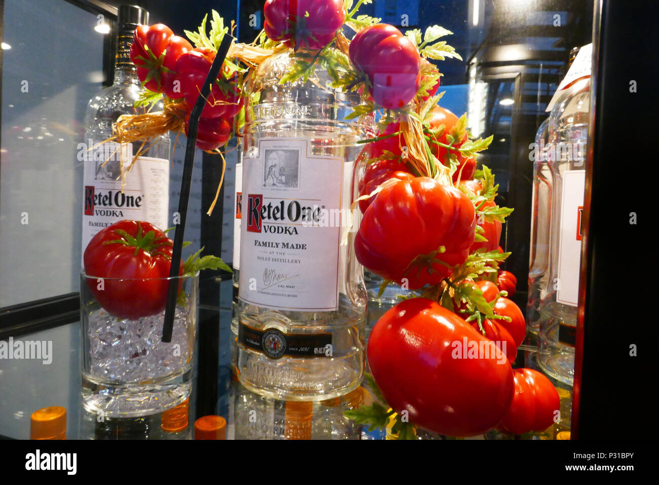 Förderung Flaschen mit ketel One für den Export an Shop von Nolet, Schiedam, Niederlande Stockfoto