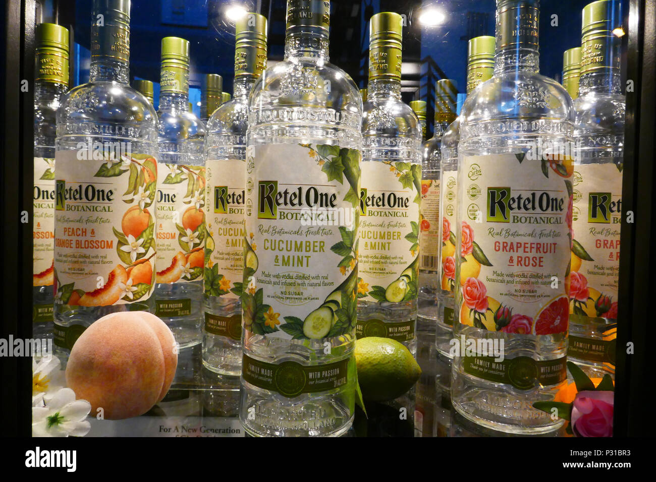 Förderung Flaschen mit botanischen Wodka für den Export an Shop von Nolet, Schiedam, Niederlande Stockfoto