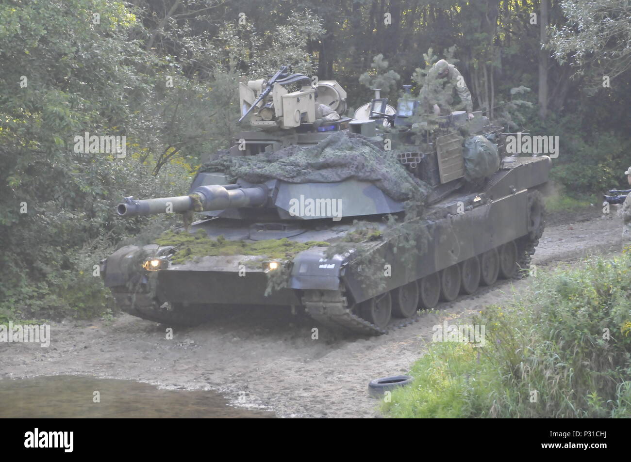 Us-Soldaten mit der 3. Kombinierte Waffen Battalion, 69th Panzer Regiment, 3 Infanterie Division, und polnische Kräfte verhalten River Crossing Ausbildung zur Unterstützung der Atlantischen lösen an der Zagan, Polen, August 24rd, 2016. Den USA und Partner Nationen in Land-, See- und Luftweg Übungen und erhalten eine Drehbewegung Präsenz, um NATO-Verpflichtungen in Europa zu stärken. (U.S. Armee Foto von Juan Lafuentemasso) Stockfoto