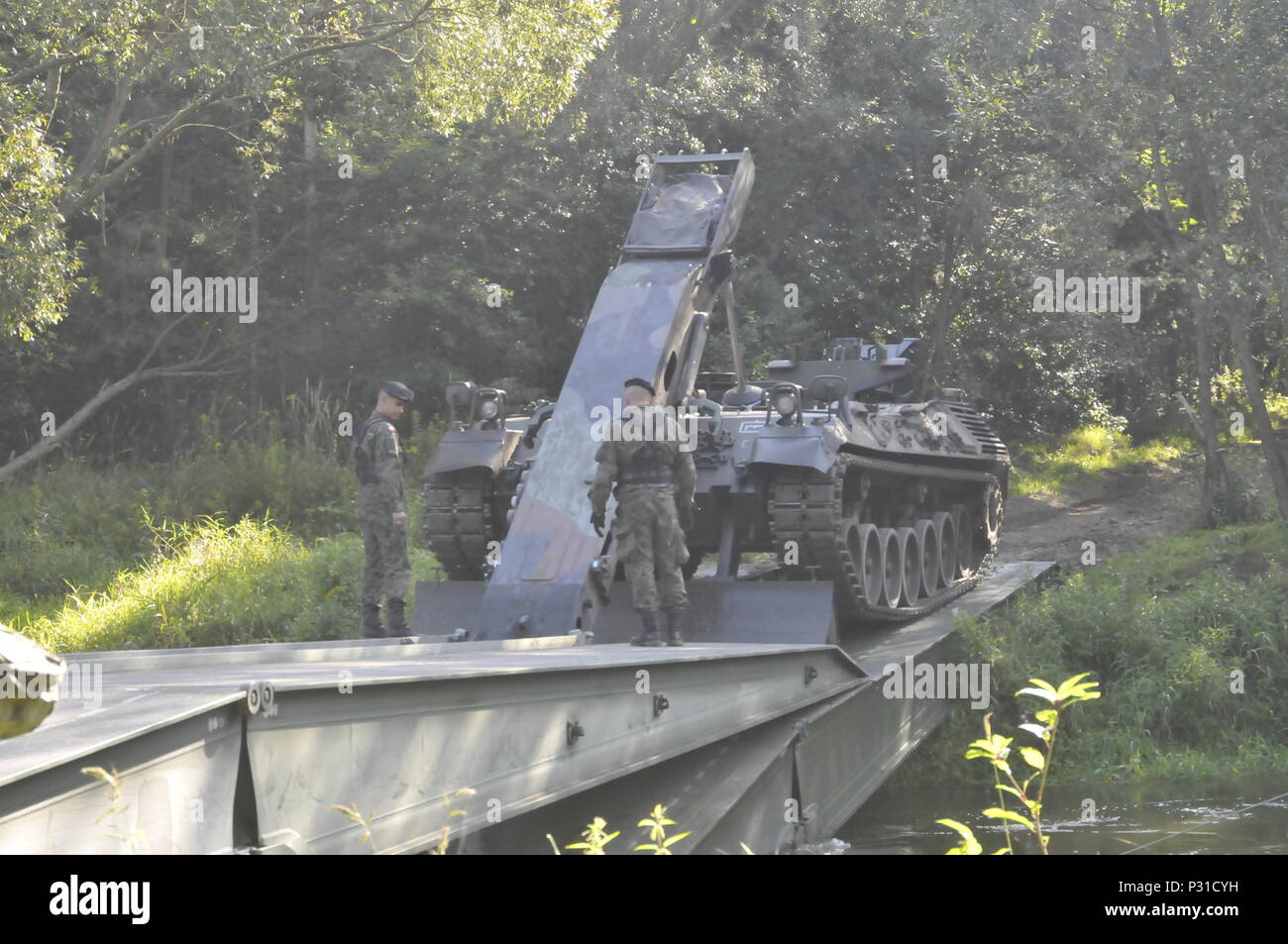 Us-Soldaten mit der 3. Kombinierte Waffen Battalion, 69th Panzer Regiment, 3 Infanterie Division, und polnische Kräfte verhalten River Crossing Ausbildung zur Unterstützung der Atlantischen lösen an der Zagan, Polen, August 24rd, 2016. Den USA und Partner Nationen in Land-, See- und Luftweg Übungen und erhalten eine Drehbewegung Präsenz, um NATO-Verpflichtungen in Europa zu stärken. (U.S. Armee Foto von Juan Lafuentemasso) Stockfoto