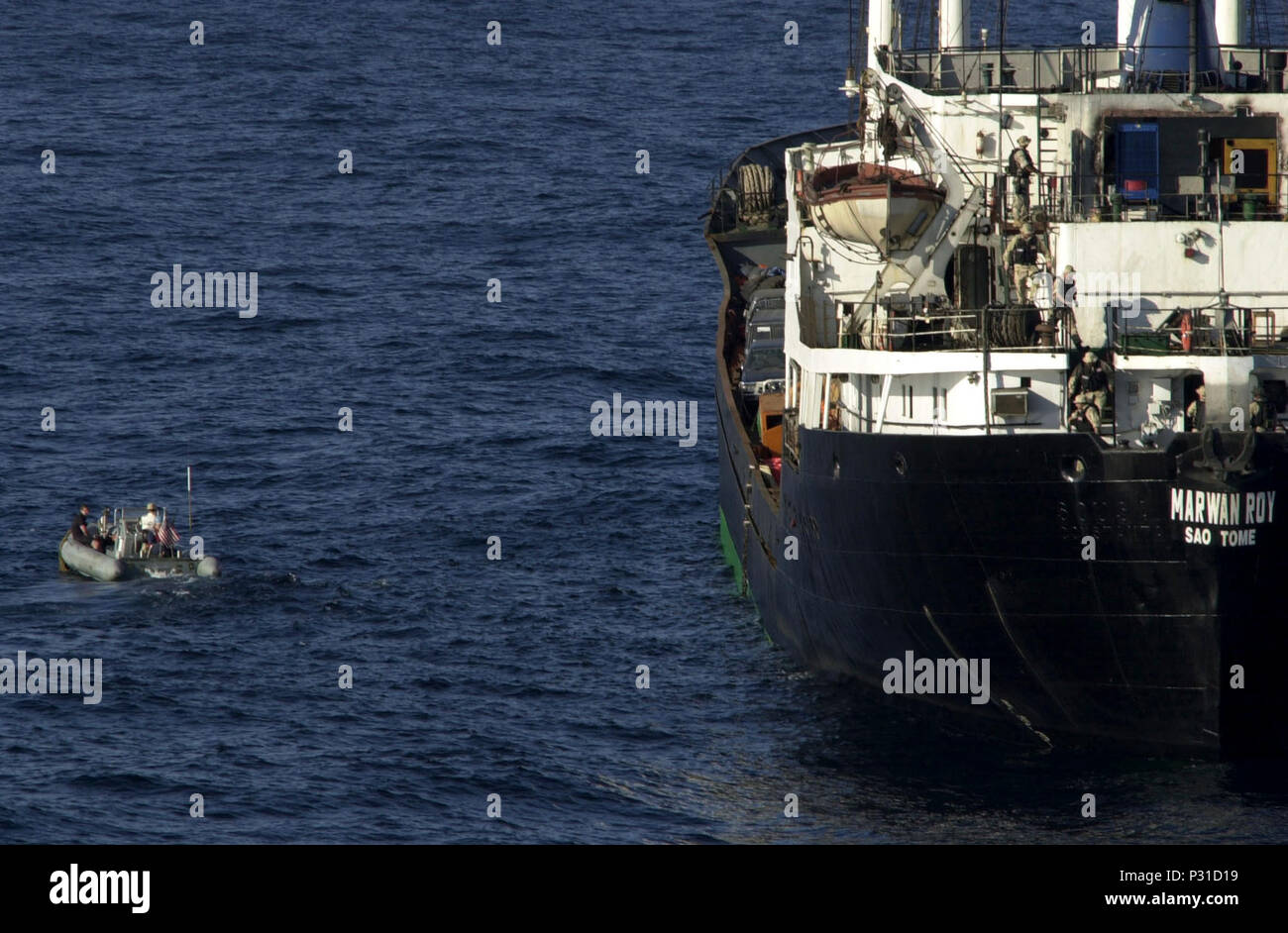 Meer aboaard USS Lake Champlain (CG57) 15.01.2002, - das Schiff einsteigen Durchsuchung und Beschlagnahme (VBSS) Team an Bord der USS Lake Champlain steigt die Leiter aus dem Pilotprojekt Haus von einem Handelsschiff sie gerade untersucht haben. Maritime Abhörtätigkeit (MIO) werden von der durchgeführt. Stockfoto