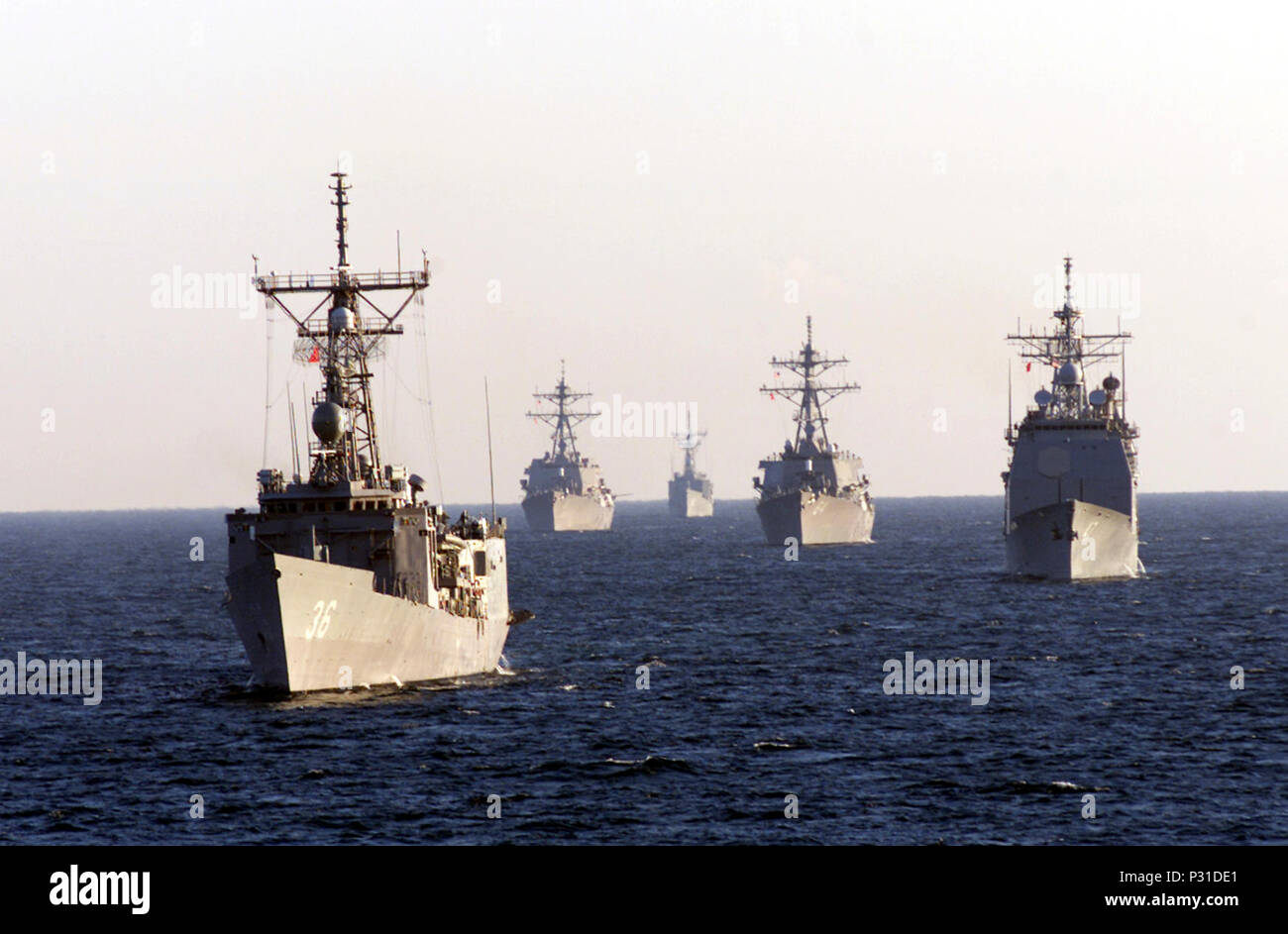 Ozean (Jan. 18, 2002) - - USS Underwood (FFG 36), USS Ticonceroga (CG47), USS Carney (DDG64), USS Sir William Churchill (DDG81) und USS Taylor (FFG 50) dampf in der Hüfte Parade" während der Gemeinsamen Task Force Übung (JTFEX) 2002. Stockfoto