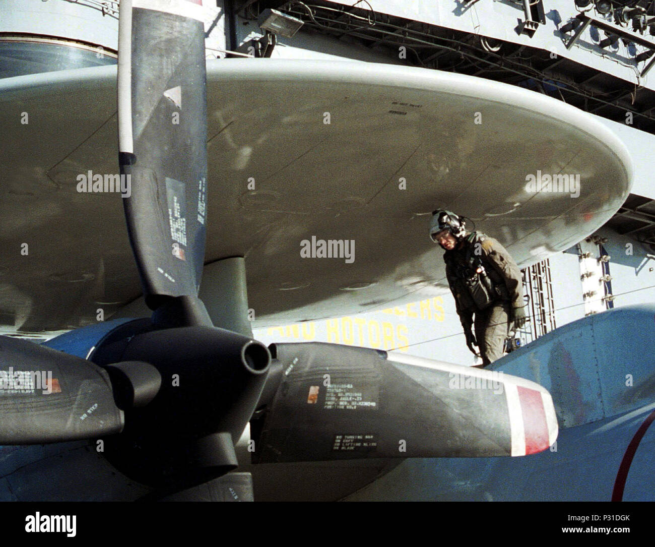 Meer an Bord der USS Theodore Roosevelt (CVN 71) Jan. 20, 2002 - ein Pilot aus dem crewtops" der Fluggesellschaft Airborne Early Warning-Staffel Eins Zwei Drei (VAW-123), macht eine Reihe von Kontrollen vor dem Flug auf dem Flugdeck, während seine E-2C Hawkeye "Vorbereitung für seine nächste Mission. Die crewtops" sind Teil der Carrier Air Wing (CVW-1) und mit Theodore Roosevelt die Durchführung von Missionen zur Unterstützung der Operation Enduring Freedom eingesetzt. Stockfoto