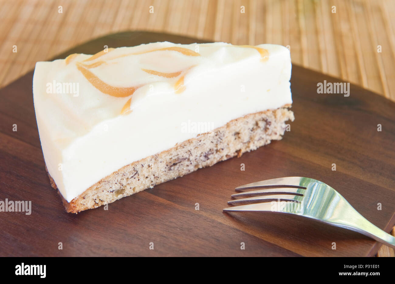 Ice Cream Cake Vanilleeis auf eine Banane Brot Kuchen base mit einem Strudel von Karamell Stockfoto
