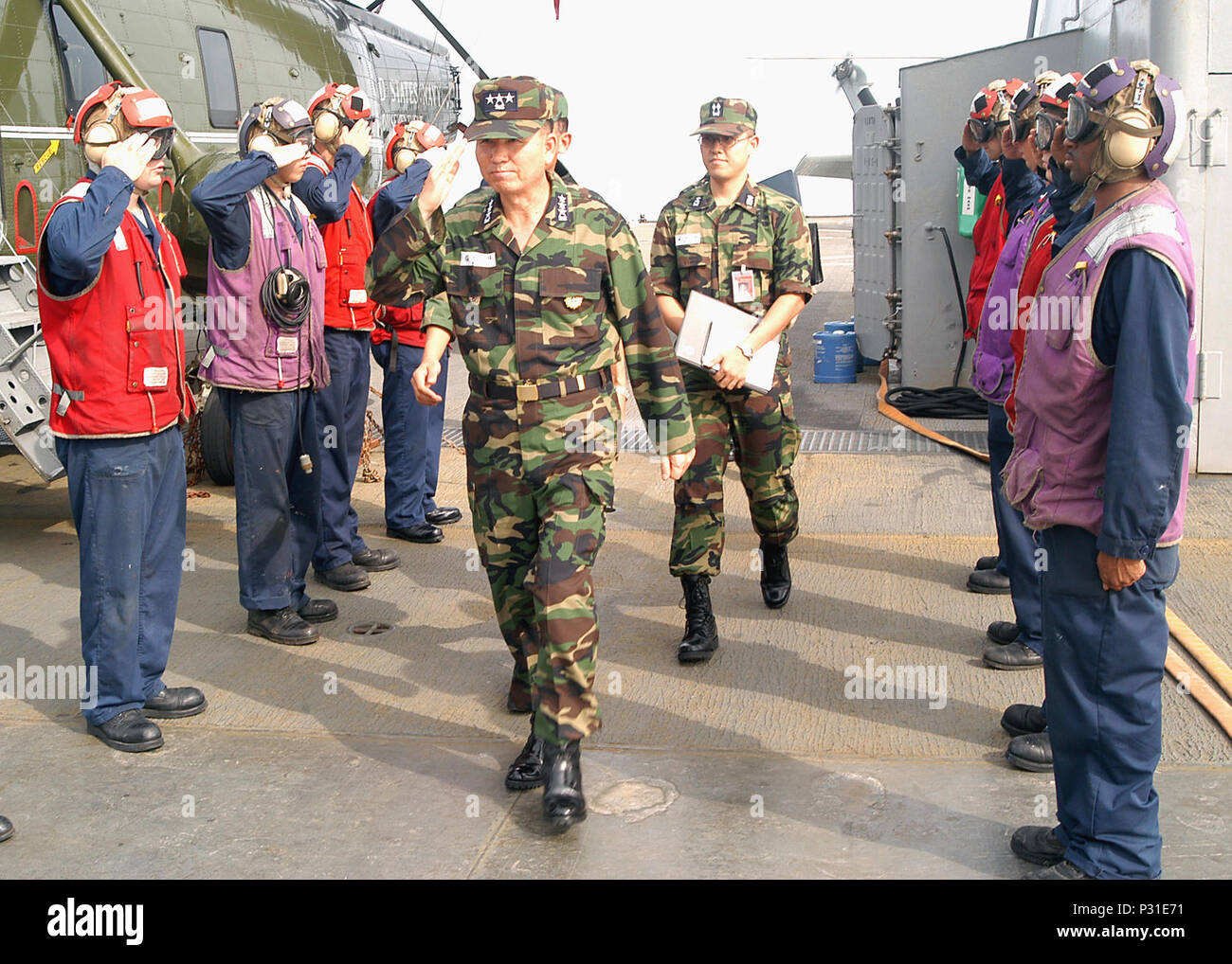 Meer (Aug. 21, 2003) - - "Regenbogen" sideboys eine Hand salute Render an Bord der amphibische Kriegsführung Schiff USS Blue Ridge LCC (19), die für die Ankunft der Republik Korea (ROK) Navy Commander in Chief, Vice Admiral gesungen Mann Kim. Stockfoto