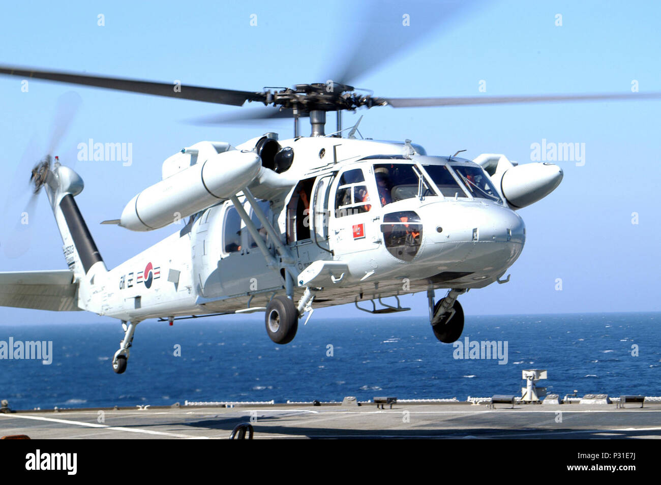 Meer (Aug. 22, 2003) - eine Republik Korea (ROK) Marine Hubschrauber mit Major General Shin Keumseck, stellvertretender Stabschef für Verwaltung und Support, ROK-Armee bereitet sich auf Land an Bord der amphibische Kriegsführung Schiff USS Blue Ridge (LCC 19), während die Durchführung von Operationen im Gelben Meer. Stockfoto