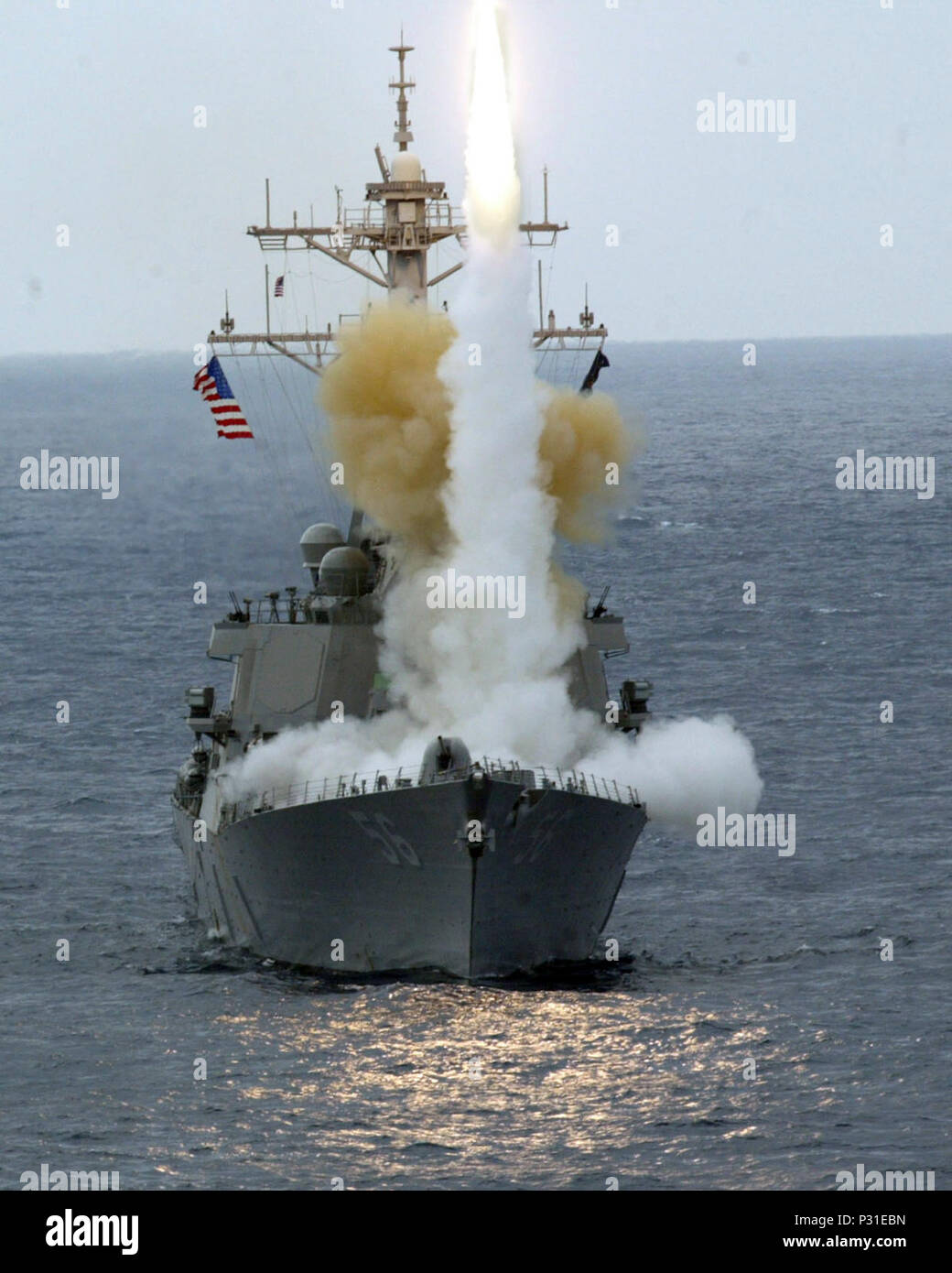 Meer an Bord USS John S. McCain (DDG56) Feb 6, 2004 - Lenkwaffen-zerstörer USS John S. McCain (DDG56) feuert eine RIM-7-Rakete während einer Übung. Die Marine verwendet den Sea Sparrow Version an Bord von Schiffen als Oberfläche-zu-Luft die Raketenabwehr Waffe. Der vielseitige Sparrow hat alle-Wetter, alle - Höhe der Funktionsfähigkeit und der CAN-high-performance Flugzeuge und Raketen aus jeder Richtung. Während der Übung, die Rakete abgefangen ein ferngesteuertes GPS-geführte Test drone. McCain und die Amphibious Assault ship USS Essex (LL 2) in die Rakete Tanne teilgenommen Stockfoto