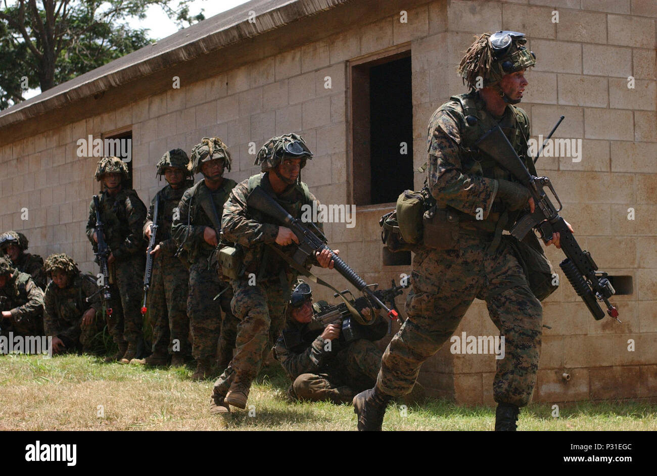 Eine Gruppe von Marines Rush zu Ihrem nächsten Ziel während der militärischen Operationen auf städtischen Gelände Training zur Unterstützung der Ausübung des Pacific Rim '04 auf den Hawaiianischen Inseln, am 20. Juli 2004. Übung Rand der Pazifischen '04 ist eine internationale maritime Übung für die taktischen Fähigkeiten der teilnehmenden Pacific Rim Nationen einschließlich Teilnehmer aus Australien, Kanada, Chile, Japan, Südkorea, den Vereinigten Königreich zu verbessern und die Stockfoto