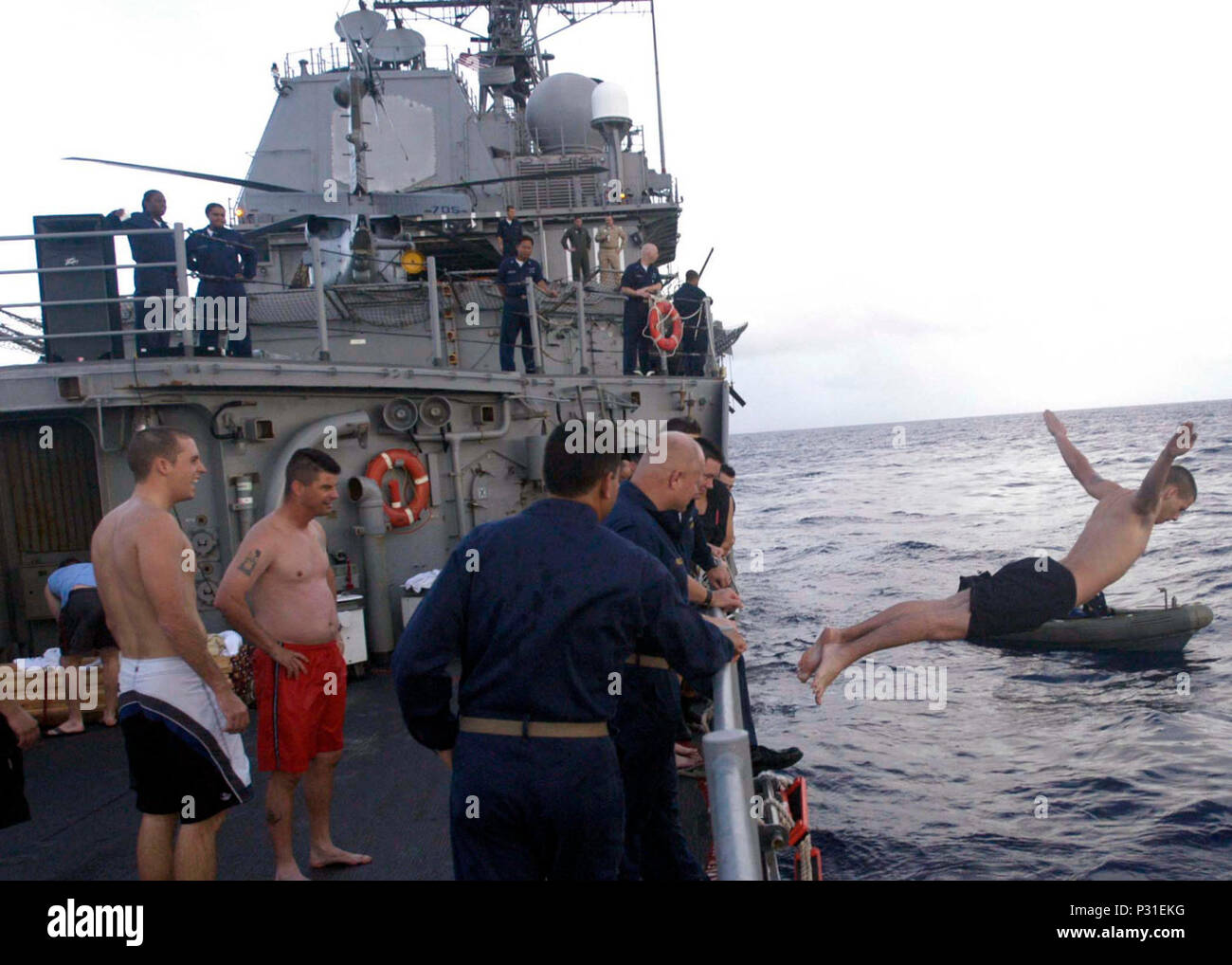 Ozean (31. 13 2004) - Matrosen an Bord der Lenkwaffen-kreuzer USS Shiloh (CG67) Schwimmen in den Pazifischen Ozean. Silo ist derzeit an die westlichen Pazifischen Ozean mit der USS Abraham Lincoln (CVN 72) Carrier Strike Group bereitgestellt. Stockfoto